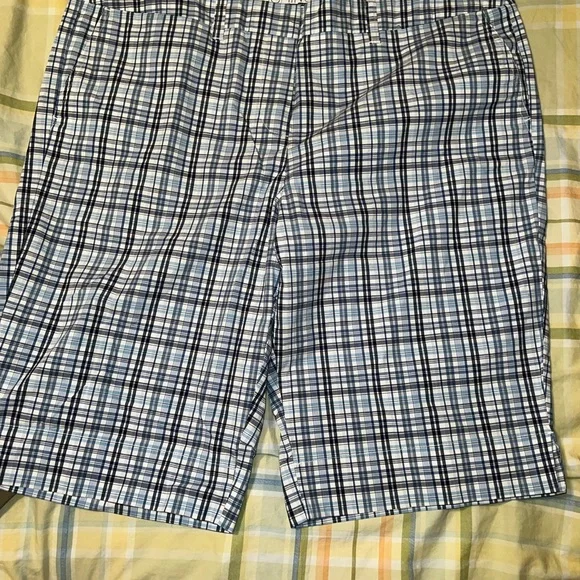 Bundle of 5 Bermuda style woman size 18 ( 4 preowned & 1 NWT) - Picture 3 of 16